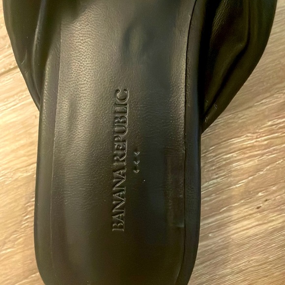 Banana Republic size 6 black sandal - Picture 3 of 4